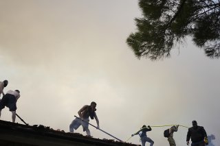 Lutte contre le feu dans les faubourgs d'Athènes